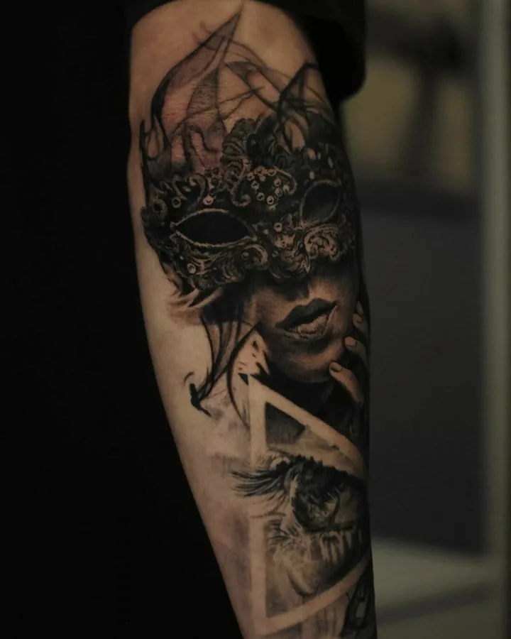 Tatuaż na przedramieniu — kobieta w weneckiej masce, dotwork